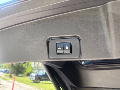 Used 2025 Nissan Rogue SV AWD/4WD image 19