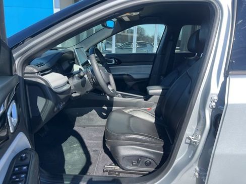 Used 2025 Jeep Compass Limited image 17