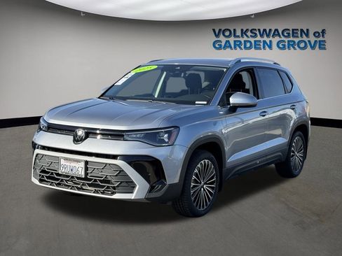 Used 2025 Volkswagen Taos SE image 5