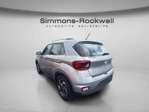 Used 2025 Hyundai Venue SEL FWD image 2