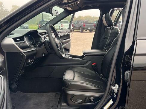 Used 2024 Jeep Grand Cherokee Limited w/ Luxury Tech Group II image 15