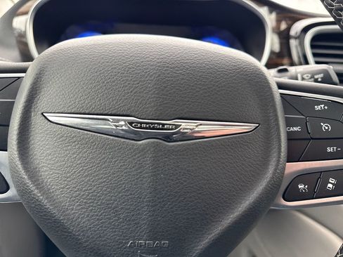 Used 2022 Chrysler Pacifica Limited image 30
