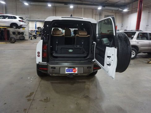 Used 2025 Land Rover Defender 130 X-Dynamic SE AWD/4WD image 17