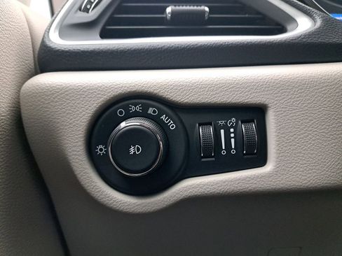 Used 2017 Chrysler Pacifica Limited image 25