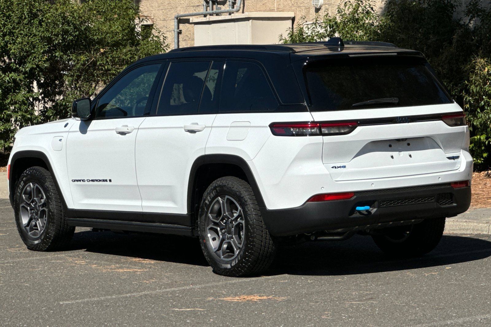 New 2023 Jeep Grand Cherokee Trailhawk w/ Advanced Protech Group II AWD/4WD image 5