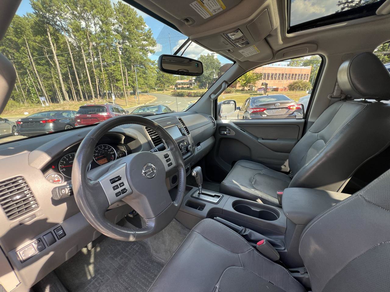 Used 2016 Nissan Frontier SL w/ Moonroof Package RWD image 9