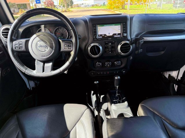 Used 2016 Jeep Wrangler Unlimited Rubicon w/ Connectivity Group AWD/4WD image 17