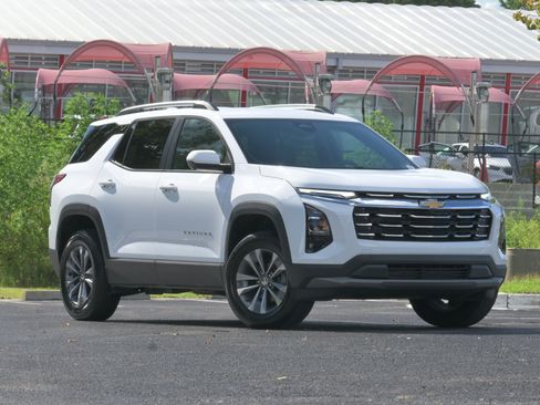 Used 2025 Chevrolet Equinox LT w/ Convenience Package II FWD image 2