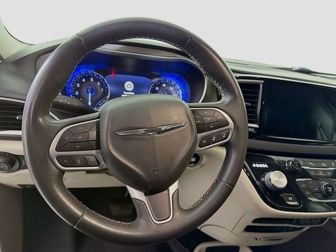 Used 2022 Chrysler Pacifica Touring-L image 14
