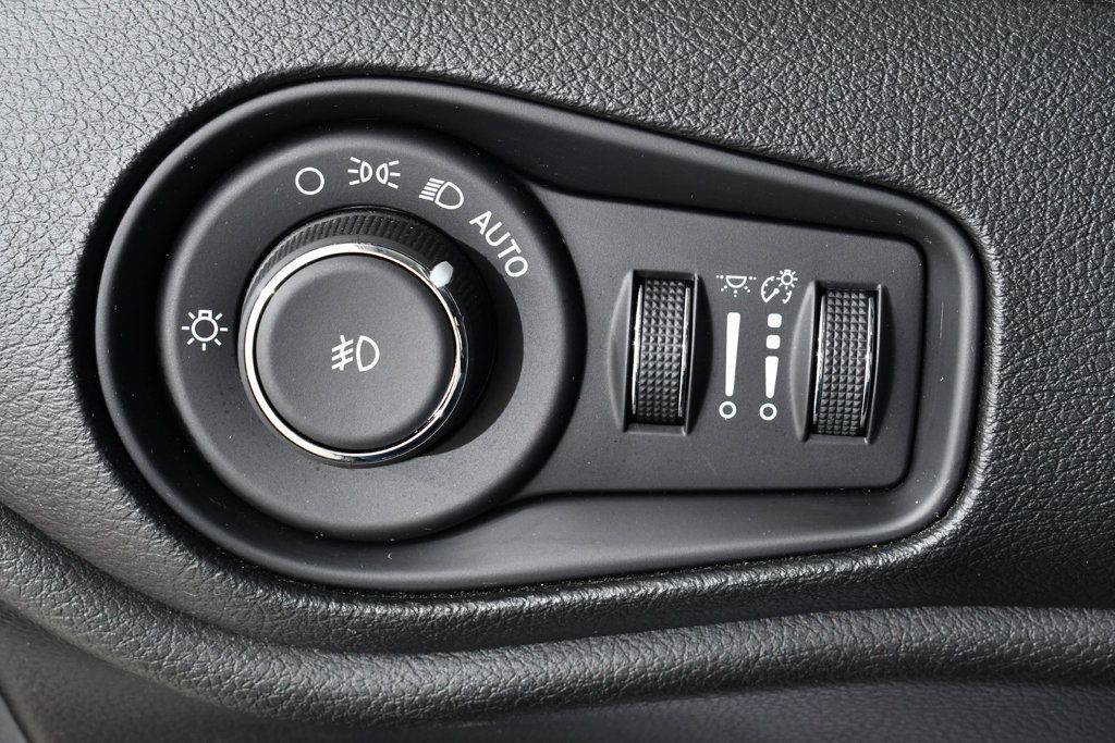 Used 2017 Jeep Renegade Trailhawk w/ Cold Weather Group II AWD/4WD image 33