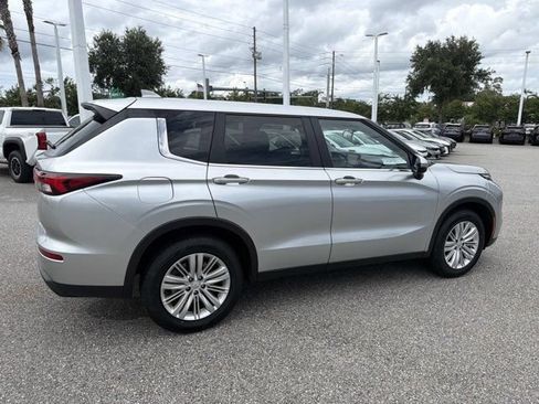 Used 2024 Mitsubishi Outlander ES FWD image 2