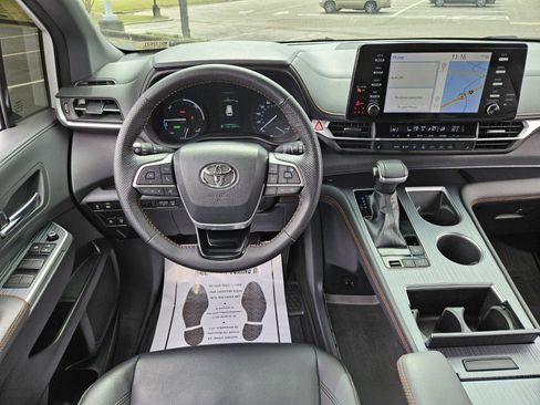 Used 2022 Toyota Sienna XSE image 12