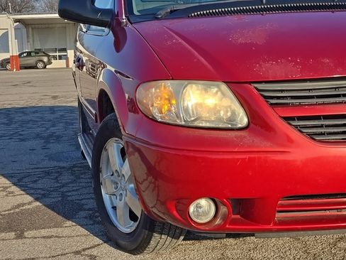 Used 2005 Dodge Grand Caravan SXT w/ Leather Interior Group image 9