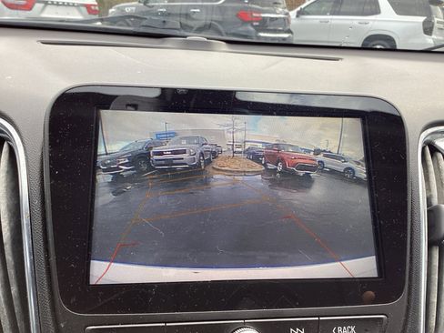 Used 2018 Chevrolet Malibu LT image 12