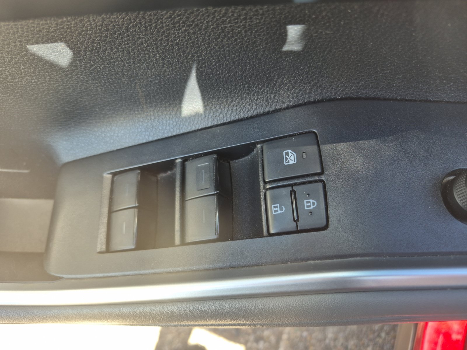 Used 2021 Toyota Highlander LE AWD/4WD image 15