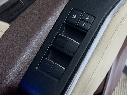 Used 2020 Toyota Highlander Limited image 18