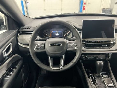 Used 2023 Jeep Compass Latitude AWD/4WD image 11