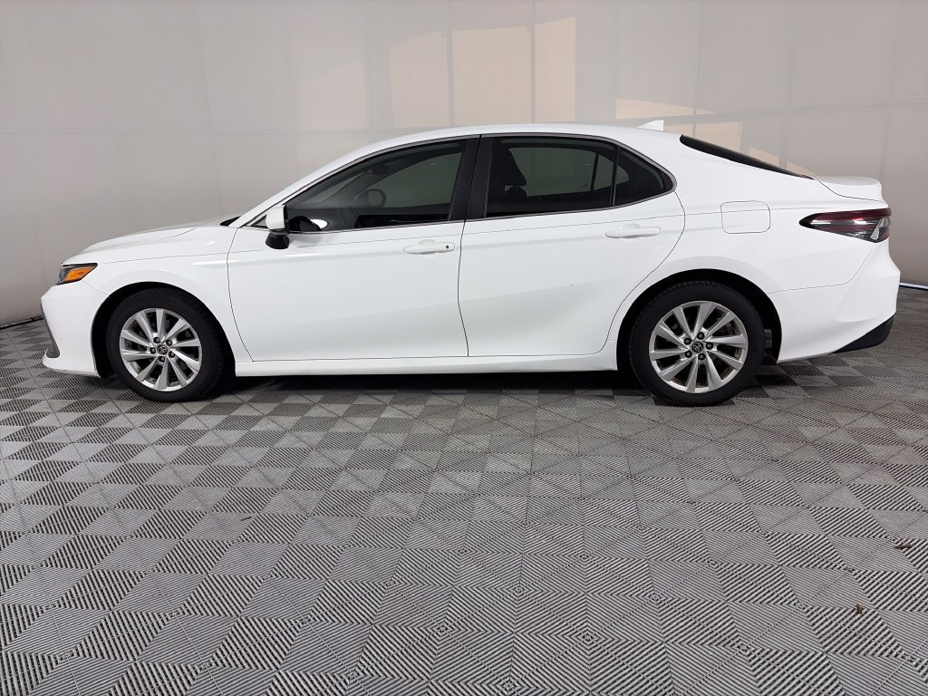 Used 2021 Toyota Camry LE FWD image 4