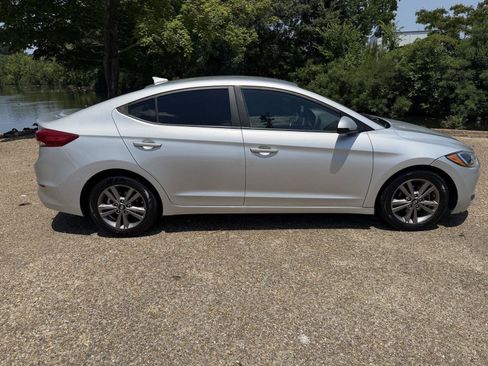 Used 2018 Hyundai Elantra SEL FWD image 2