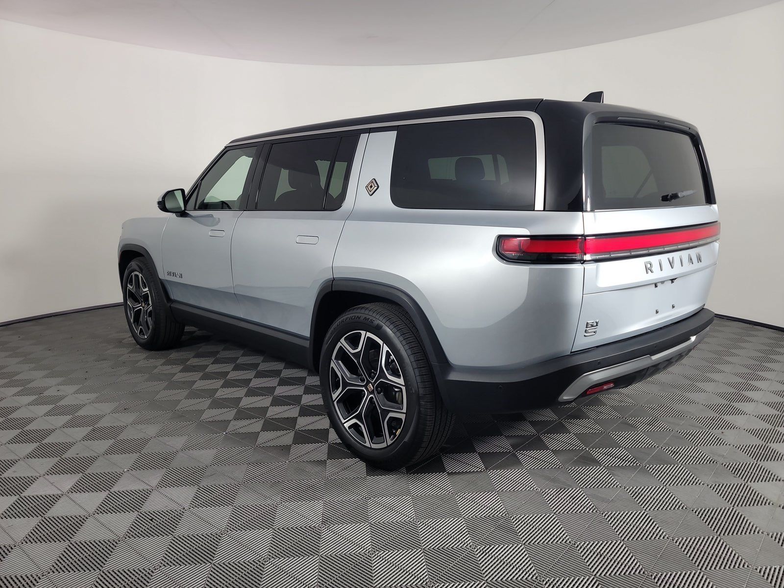 Used 2025 Rivian R1S Adventure Dual AWD/4WD image 3