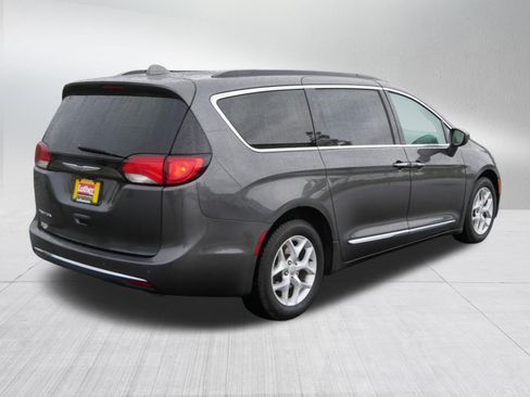 Used 2017 Chrysler Pacifica Touring-L w/ Tire & Wheel Group FWD image 7