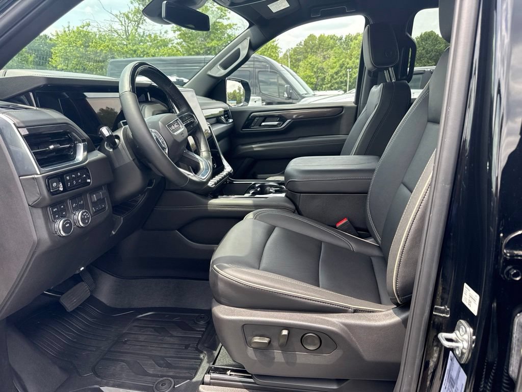 Used 2025 GMC Yukon XL Elevation w/ LPO, Yukon Black Package AWD/4WD image 3