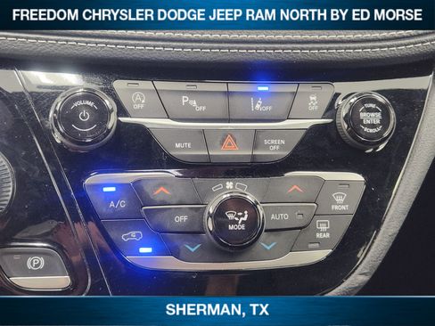 Used 2025 Chrysler Pacifica Limited FWD image 13