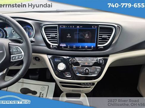 Used 2022 Chrysler Pacifica Touring-L FWD image 9