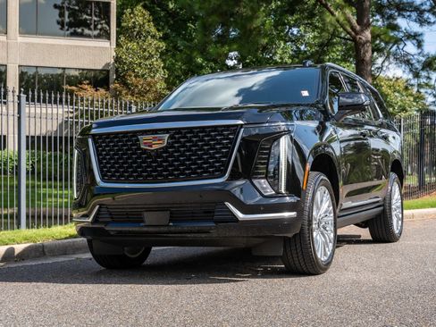 Used 2026 Cadillac Escalade Luxury w/ Touring Package AWD/4WD image 2