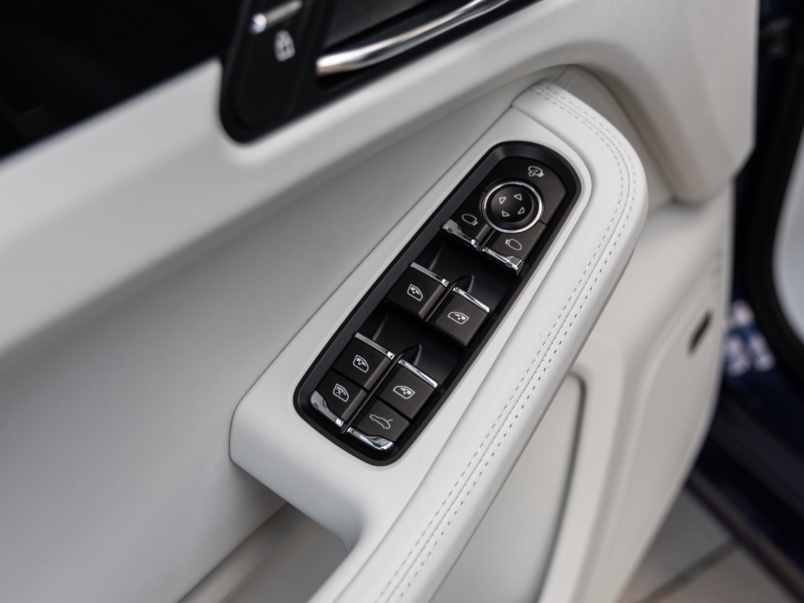 Certified 2026 Porsche Macan Turbo AWD/4WD image 22