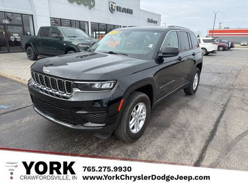 Used 2023 Jeep Grand Cherokee Laredo AWD/4WD image 1