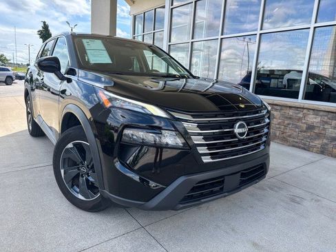 Used 2025 Nissan Rogue SV FWD image 2
