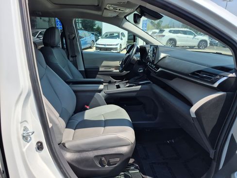 Used 2023 Toyota Sienna XLE FWD image 35