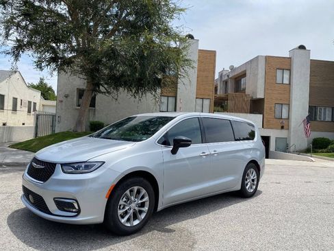 Used 2026 Chrysler Pacifica Limited FWD image 9