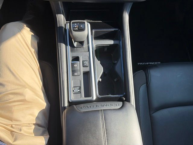 Used 2025 Nissan Pathfinder SL FWD image 25