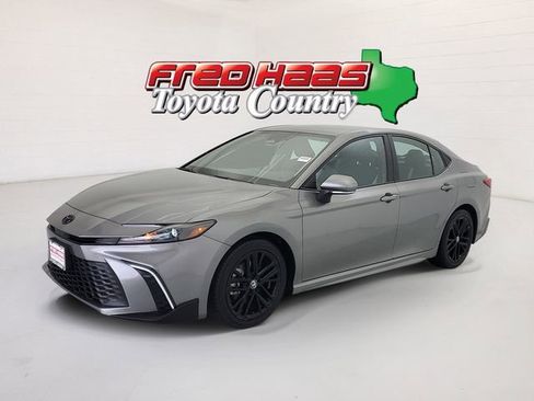 Used 2025 Toyota Camry SE w/ Convenience Package FWD image 1