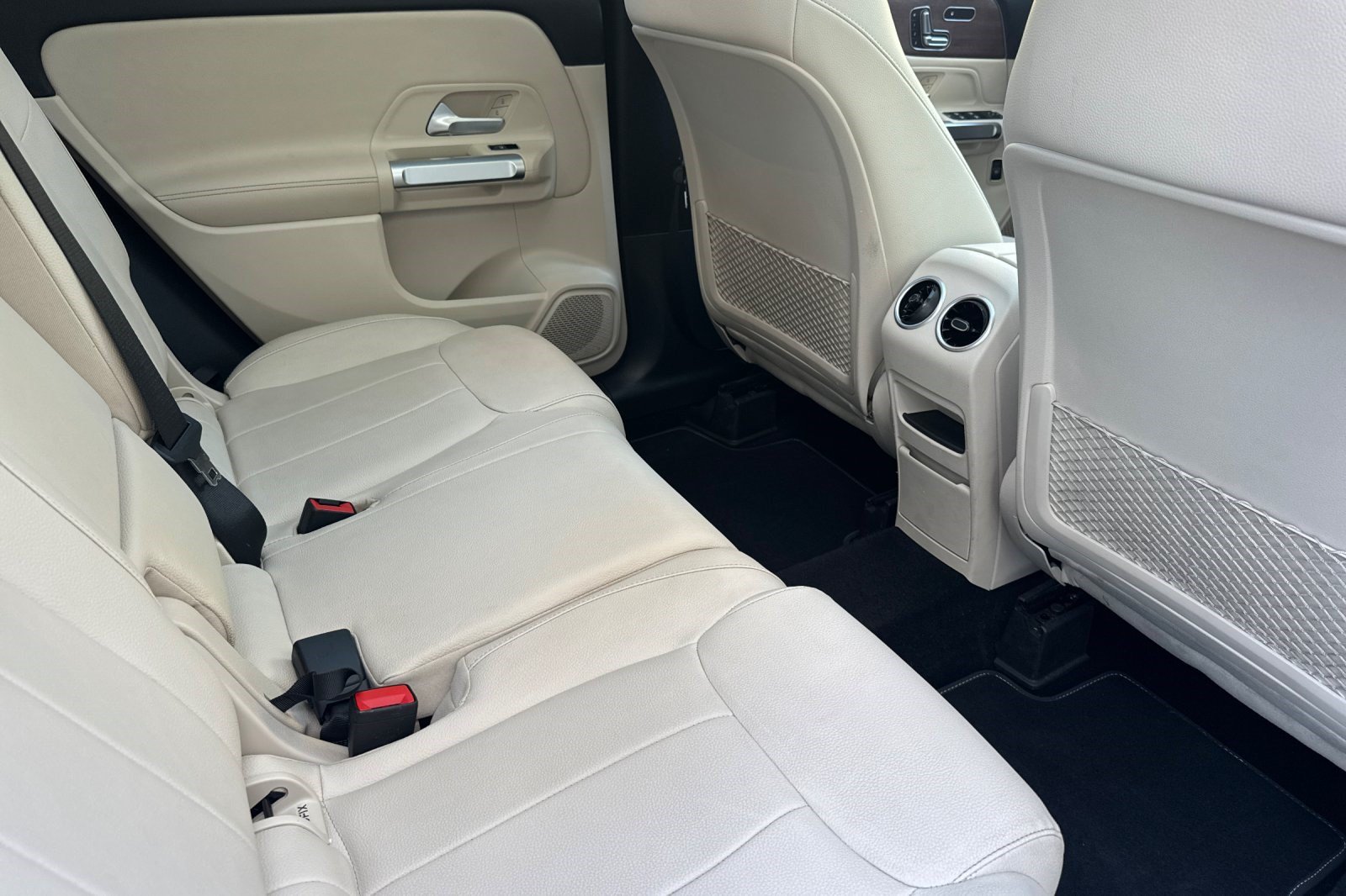 Used 2023 Mercedes-Benz GLB 250 w/ Premium Package image 33