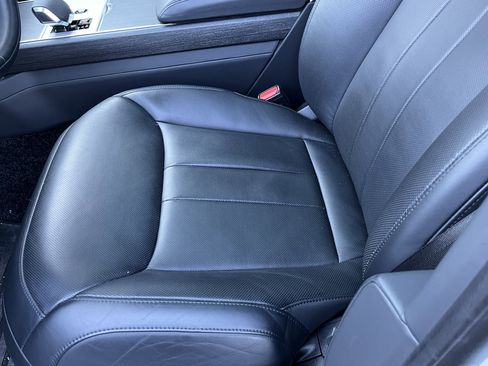 Certified 2025 Land Rover Range Rover SE image 18