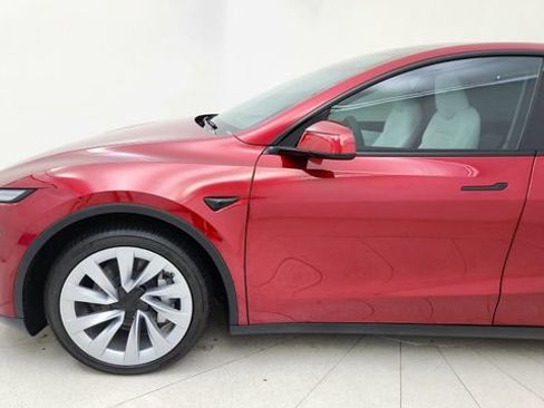 Used 2026 Tesla Model Y AWD image 9