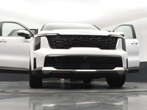 Used 2024 Kia Sorento S image 11