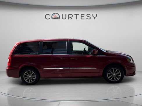 Used 2015 Chrysler Town & Country S w/ Driver Convenience Group FWD image 8