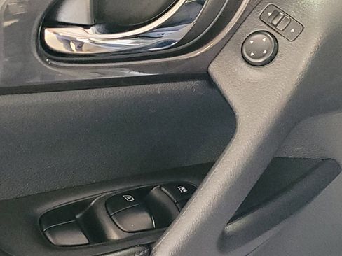 Used 2019 Nissan Rogue SV FWD image 27