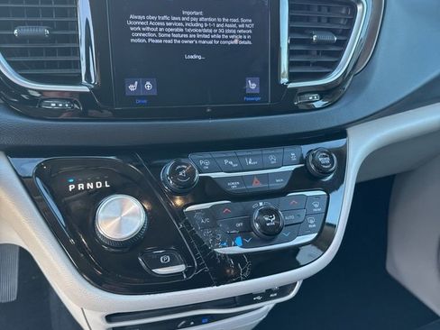 Used 2017 Chrysler Pacifica Touring-L Plus w/ Advanced Safetytec Group image 5