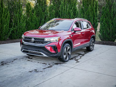Used 2024 Volkswagen Taos SE w/ Panoramic Sunroof Package image 5