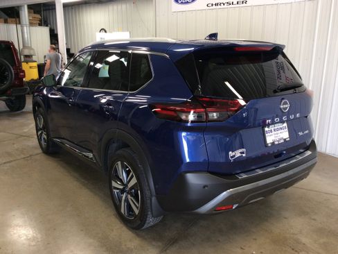 Used 2023 Nissan Rogue SL w/ SL Premium Package image 3