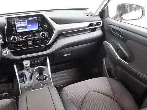 Used 2020 Toyota Highlander LE image 19