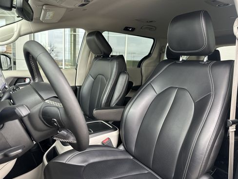 Used 2023 Chrysler Pacifica Touring-L image 11