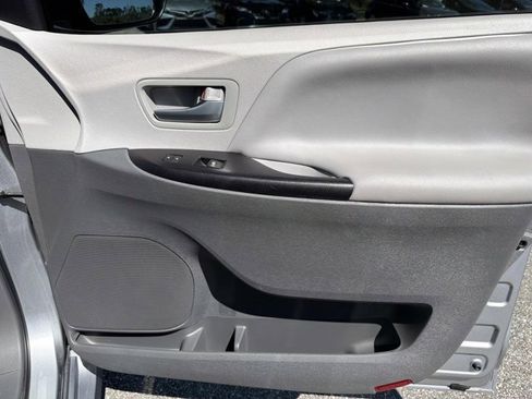 Used 2018 Toyota Sienna LE image 14