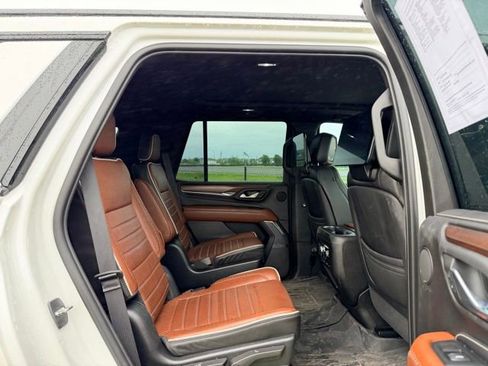 Used 2023 GMC Yukon Denali Ultimate AWD/4WD image 9