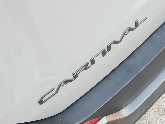 Used 2025 Kia Carnival SX FWD image 10